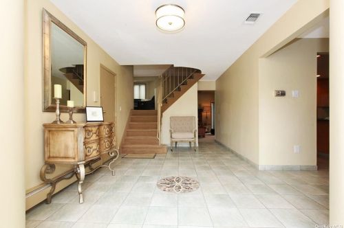 741 Park Ct, Valley Stream NY 11581-3507 exterior