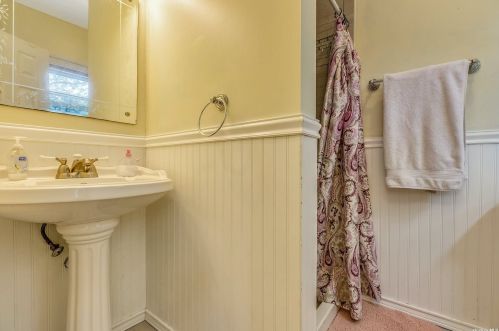 222 Cedar Ln, Babylon NY  11702-4417 exterior