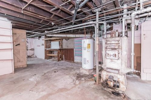 43 Elro St, Manchester CT 06040-4228 exterior