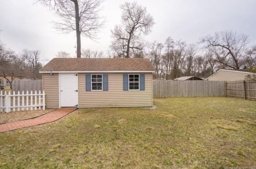 8 Arthur Ave, Enfield CT 06082-2502 exterior