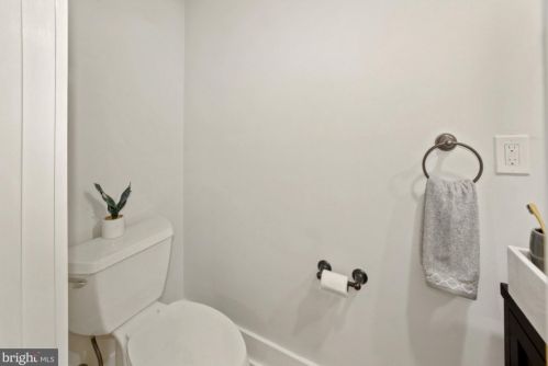 1933 Smt Pl, Washington DC 20002-1353 exterior