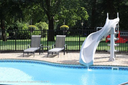 17 Carriage Dr, Middletown NJ 07748-3504 exterior