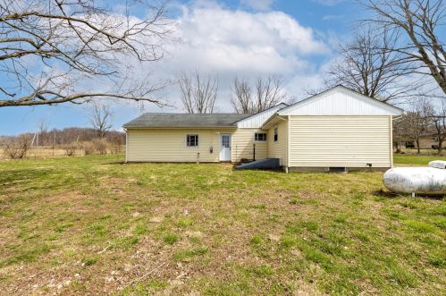 8392 Lancaster Rd, Hebron, OH 43025-8010