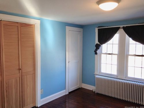 87 St, Windsor CT 06095-2408 exterior