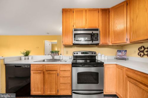 2207 Foxmeadow Dr, Limerick PA 19468-1572 exterior