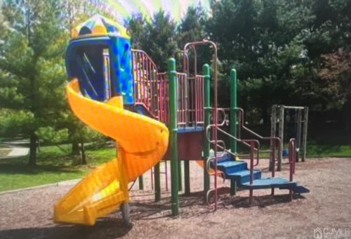 41 Dartmouth Way, New Brunswick NJ 08902-4289 exterior