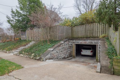 1602 Grand Ave, Kalamazoo MI 49006-4489 exterior