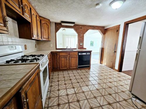 83 Frst St, Hartford CT 06118-2416 exterior