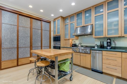 5533 Dorchester Ave, Chicago IL 60637-1720 exterior