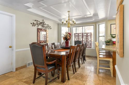 8842 Sunridge Dr, Sandy UT 84093-7044 exterior