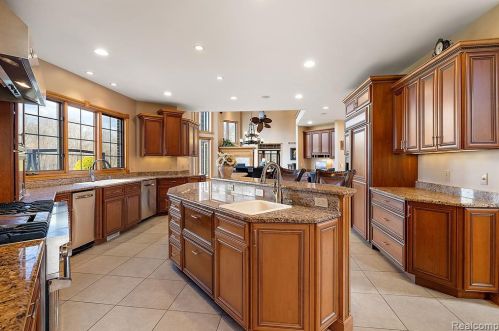 2384 Pebble Crk Dr, Rochester MI 48363-2228 exterior