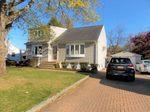 25 Forest Ave, Babylon, NY 11704-5128