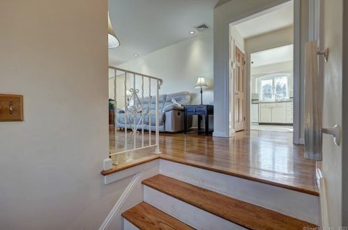 31 Mansfield Rd, North Haven, CT 06473-1212