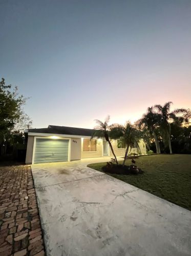 592 Whitmore Dr, Fort Pierce FL  34984-4570 exterior