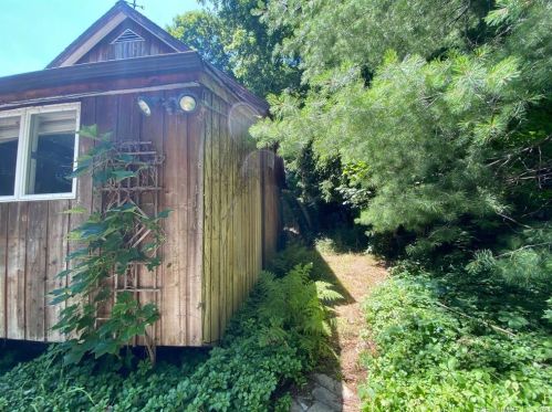 151 Salem Rd, Ridgefield CT 06877-3122 exterior