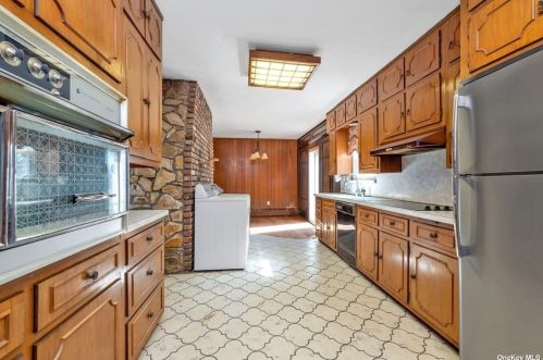 1081 Chestnut St, Valley Stream NY  11580-2157 exterior