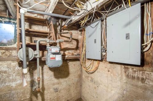 88 Church St, Enfield CT 06082-3332 exterior