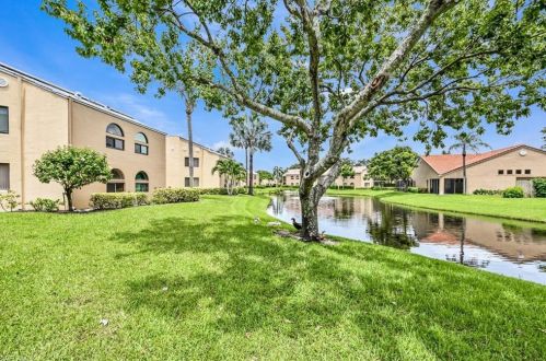 637 Beachwalk Cir, Naples FL 34108-8715 exterior