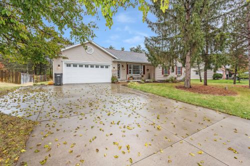 534 Forstrom Dr, Lowell, MI 49331-9380