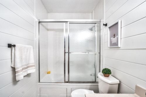 1202 Sprucebrook Dr, Kalamazoo MI 49048-5814 exterior