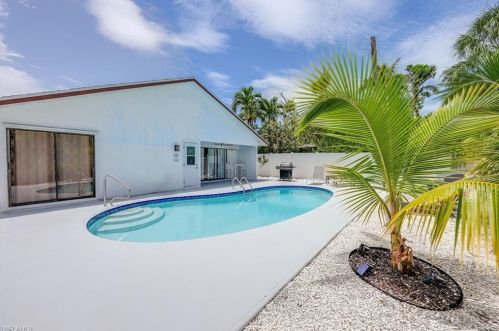 827 102 Ave, Naples FL 34108-3214 exterior