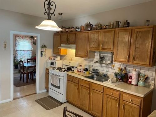 14 Richelieu St, Springfield, MA 01105-2110