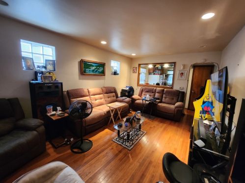 7428 Maplewood Ave, Chicago, IL 60645-1606