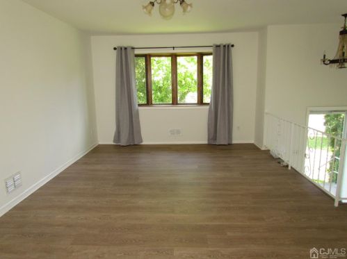 8 Mitchell Ave, Piscataway NJ  08854-5523 exterior