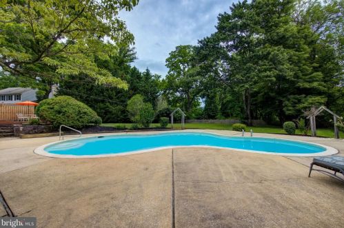 735 Hickory Ln, Berwyn PA 19312-1438 exterior