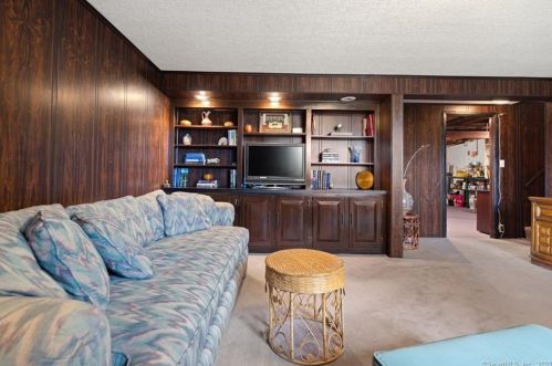 32 Skyline Dr, Farmington CT 06032-2019 exterior