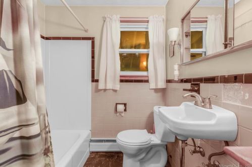 7 Cora St, Enfield CT 06082-5119 exterior