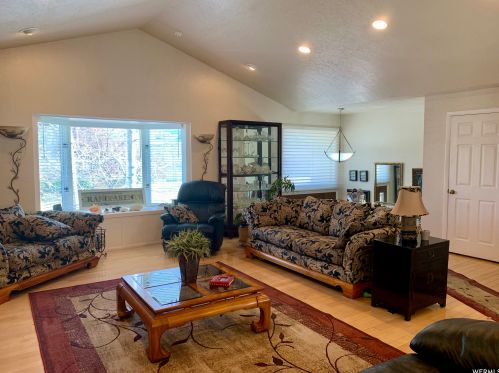 8672 Aspen Way, Sandy UT 84093-1827 exterior