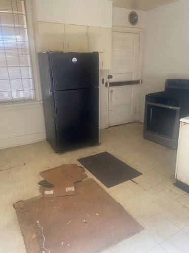 6805 Champlain Ave, Chicago IL 60637-4114 exterior