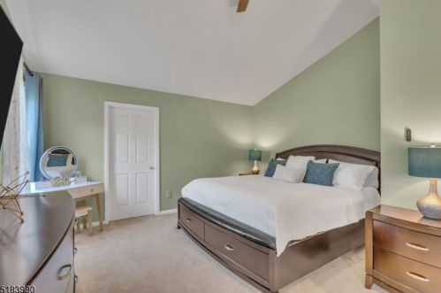 41 Heinrick Way, Bridgewater NJ 08807-5660 exterior