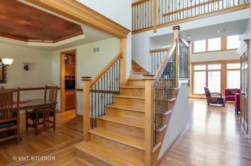 817 Willow Rd, Elmhurst, IL 60126-1331