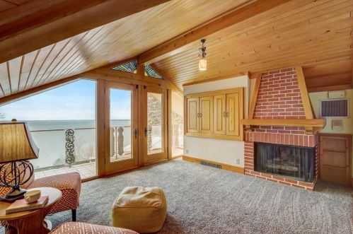 6990 Barnett Ln, Milwaukee WI 53217-3606 exterior