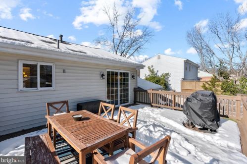 8213 Cooper St, Alexandria VA 22309-1052 exterior