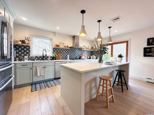 4 Cutchogue Ln, Commack NY  11725-4207 exterior