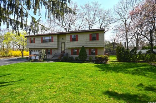 11 Mare Ln, Commack, NY 11725-1109