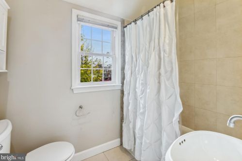 1612 Oakcrest Dr, Alexandria VA 22302-2337 exterior