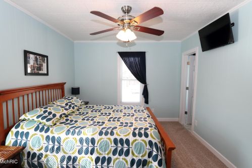 324 Lincoln Lk Ave, Lowell MI 49331-8540 exterior