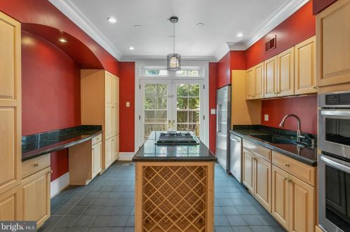 409 A St, Washington DC  20003-3806 exterior