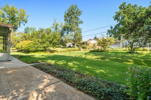 1049 Fernpark Dr, Saint Louis MO 63141-6132 exterior