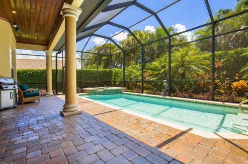 819 Bentwood Dr, Naples FL 34109 exterior