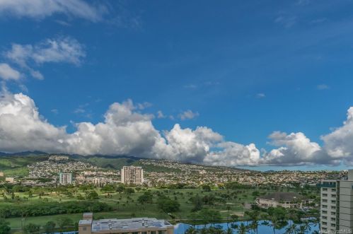 2421 Tusitala St, Honolulu HI 96815-3151 exterior