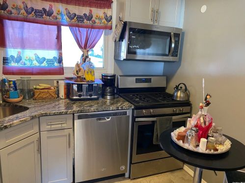 961 Fenwood Dr, Valley Stream, NY 11580-1745