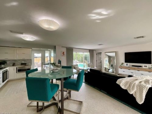 1395 Morningside Dr, Naples FL 34103-3313 exterior