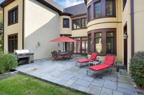 29 Sarles St, Armonk NY 10504-1230 exterior