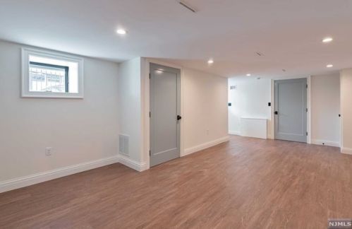 11 Lasher Ln, Edgewater NJ  07020-1403 exterior