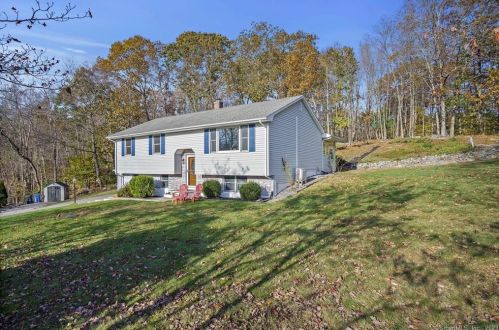 39 Tra Mart Dr, Uncasville CT  06382-1115 exterior